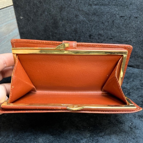𝓛𝓞𝓤𝓘𝓢 𝓥𝓤𝓘𝓣𝓣𝓞𝓝 Epi Leather Kisslock Brown wallet - Picture 3 of 14